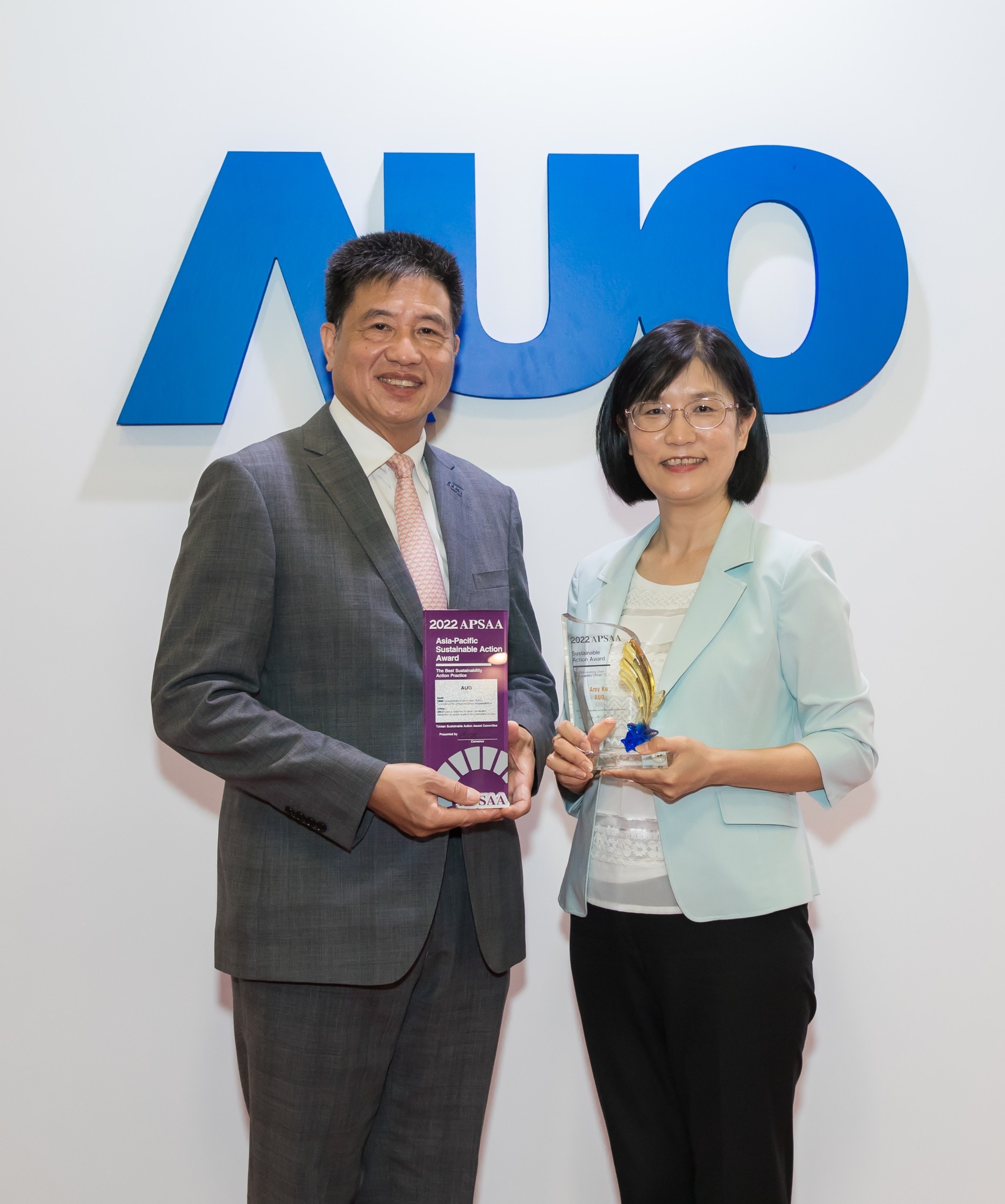 世界杯下单平台网站官网长期垫筑永续远景的基石，透过ESG暨气候委员会逐步实践永续策略蓝图。其中，世界杯下单平台网站官网光电永续长古秀华带领团队、制定中长期目标，缔造多面向亮眼表现，获得「顶尖永续长奖」的个人奖殊荣（左：世界杯下单平台网站官网光电董事长暨执行长彭双浪，右：世界杯下单平台网站官网光电永续长古秀华）