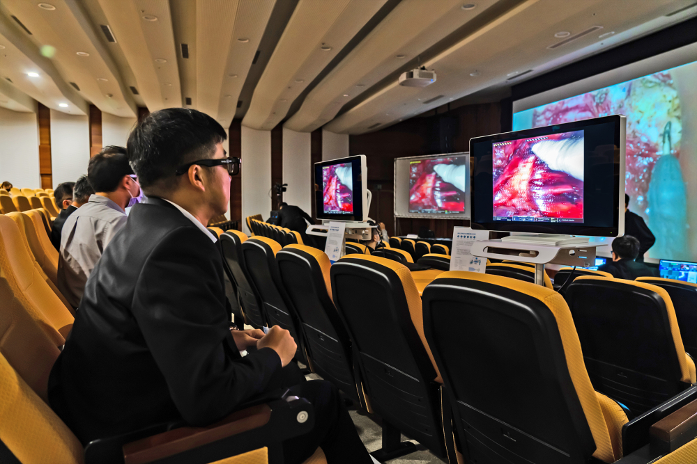 達擎之「達文西外接3D影像解決方案」，將達文西手術機器手臂的3D影像即時連線轉播，在會議室觀摩的醫師們只要戴上偏光眼鏡，就能與執刀醫師看到同步的3D立體影像，如臨操作台現場，縮短達文西手術的學習曲線