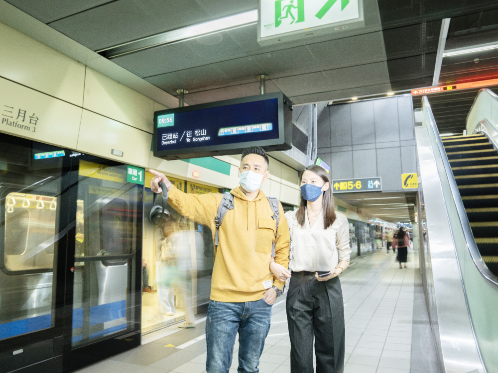 友達旗下達擎之客製化TARTAN顯示器，於台北捷運中山站亮相。以獨特長條型比例與高畫質特色，為台北捷運站帶來嶄新的都會車站風貌