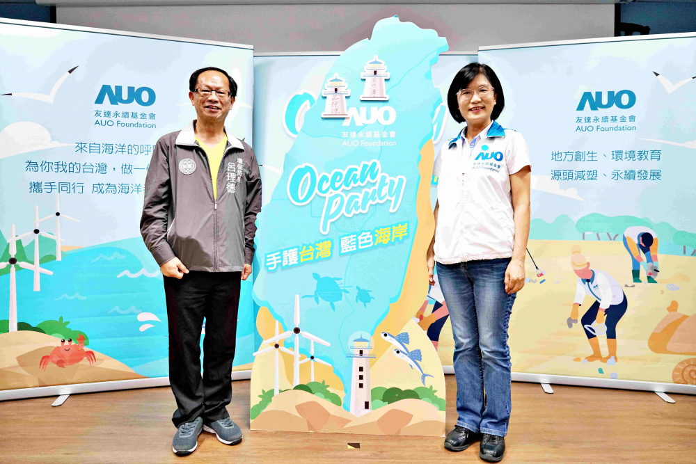 友達光電永續長古秀華（右）與桃園市環保局局長呂理德（左）進行海岸線認養儀式，簽署於象徵藍色宣言的海岸永續燈塔上，承諾以實際行動與環境教育方式，投入桃園海岸線守護行列