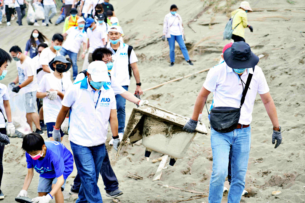 友達永續基金會2022 Ocean Party活動，與桃園市政府環保局、海湧工作室、觀音樹林里社區多方合作，一同手護台灣藍色海岸