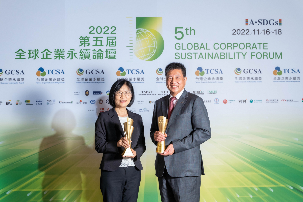 世界杯下单平台网站官网作为净零碳排先锋，期引领价值链伙伴同行共好，卫冕制造业组&ldquo;十大典范企业&rdquo; 二连冠殊荣(左：世界杯下单平台网站官网光电永续长古秀华，右：世界杯下单平台网站官网光电董事长暨执行长彭双浪)