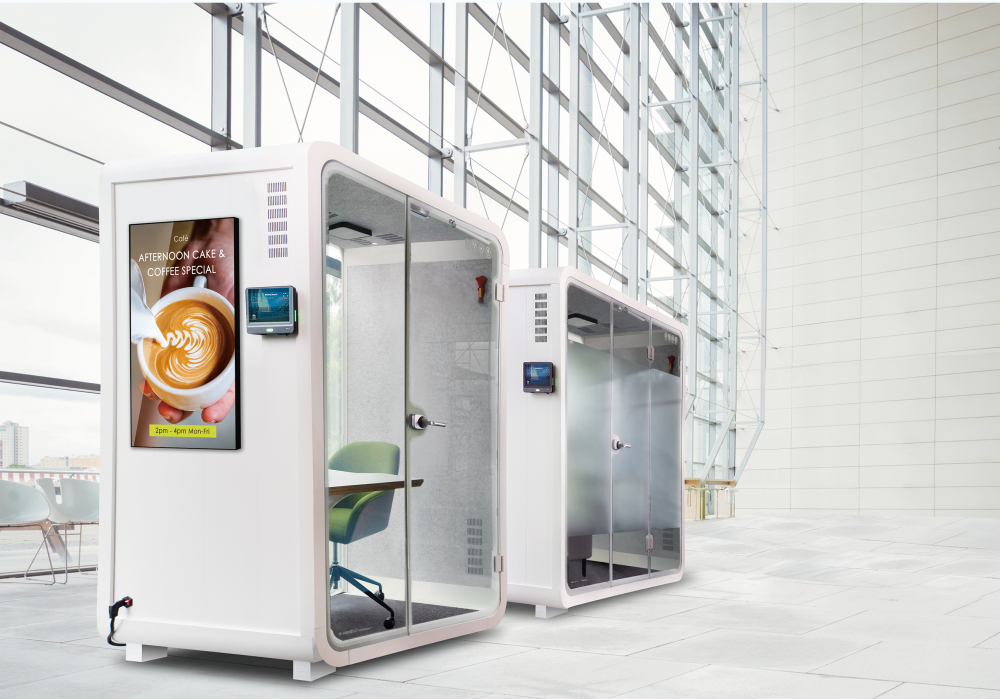 世界杯下单平台网站官网子公司达擎之智慧行动办公舱，采用PDLC智能调光玻璃设计，透过通电与断电的电流切换，呈现透明与雾面效果，具节能降耗特性并兼顾隐私，确保信息安全