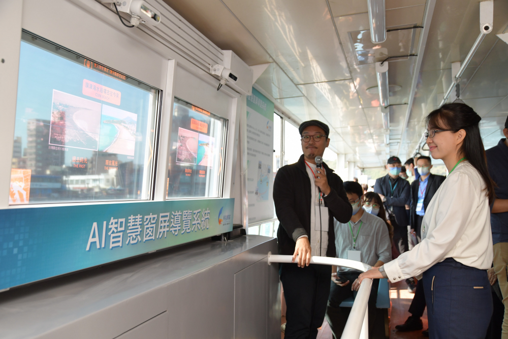 友達整合透明Micro LED智慧窗，透過景物GPS座標定位追蹤乘客視線，可即時在智慧窗提供正確的導覽資訊