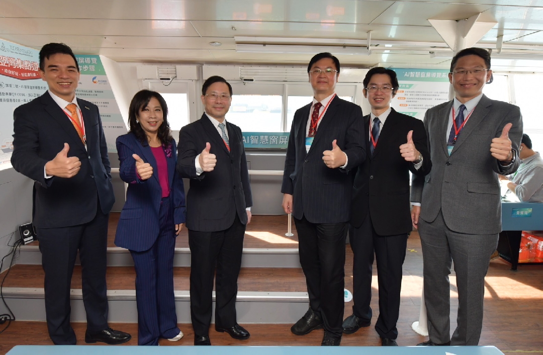 由經濟部技術處指導推動，透過友達光電、工業技術研究院與船舶中心三方合作，於高雄亞灣智慧渡輪率先導入最新Micro LED透明顯示器屏今(22)日啟用(左起友達光電營運長暨總經理柯富仁、高輪公司董事長黃淑美、經濟部次長林全能、高雄市副市長羅達生、經濟部技術處科長張能凱、工研院電光系統所副所長李正中)