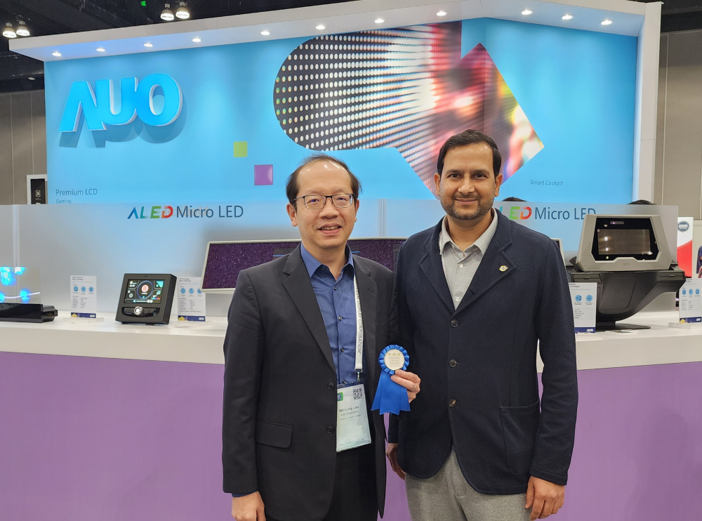 友達光電於2023 SID顯示週，由SID國際資訊顯示學會評選頒發「最佳中型展位獎」。左為友達光電技術長廖唯倫。