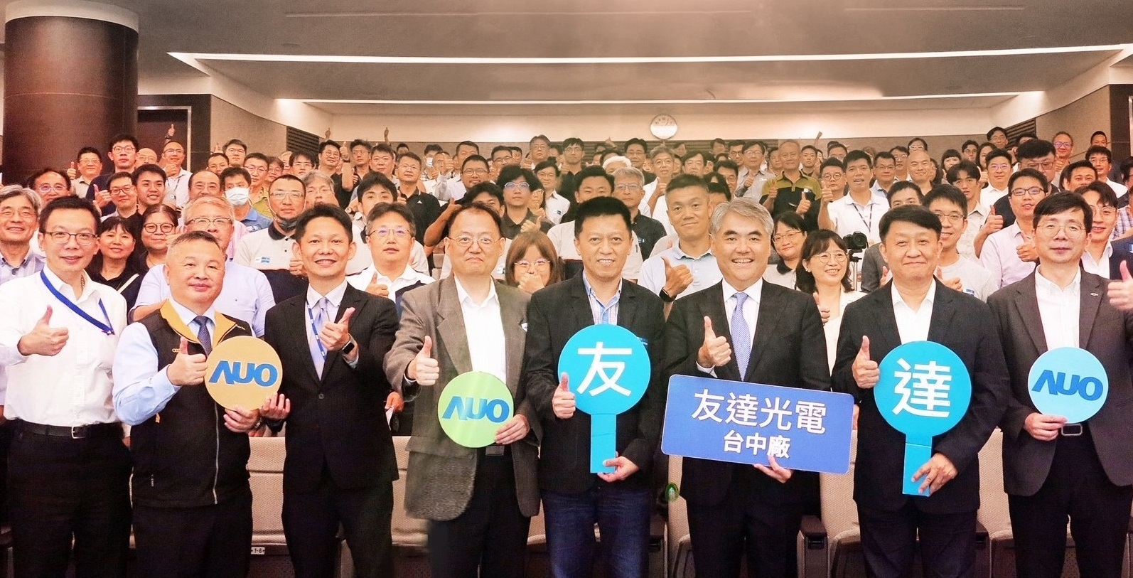 友達以太陽能解決方案領航者，跨足建築領域，4日在台中廠區舉辦「光電建築一體化研討會」，邀請產業先驅共同推動綠化，打造新一代智慧綠建築。