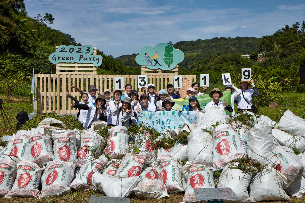 友達集結超過200位志工，攜手移除高達1311公斤的外來入侵種「小花蔓澤蘭」