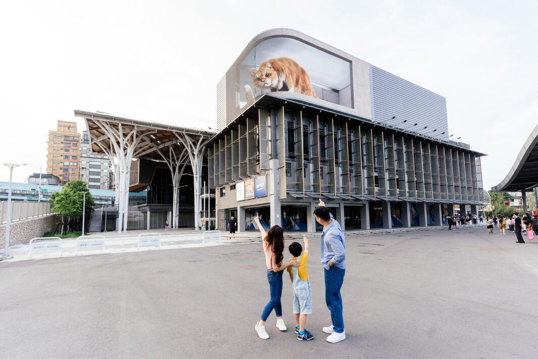 友達打造全台最大戶外裸視3D LED弧形螢幕，將超立體的軟萌胖橘貓動畫活躍於頂樓外牆