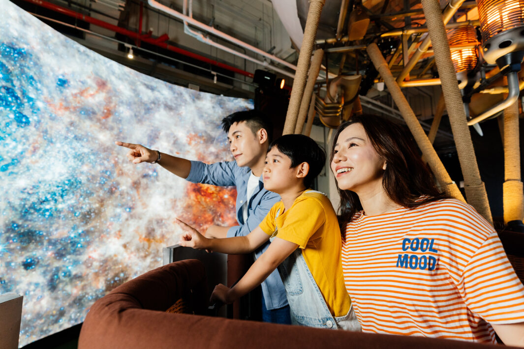 友達打造全台最大寬6公尺、高4公尺、唯一搭載LED弧形拼接顯示屏的動感飛行船，讓乘客駐足在熱氣球上，享受身歷其境的偽出國旅遊樂趣