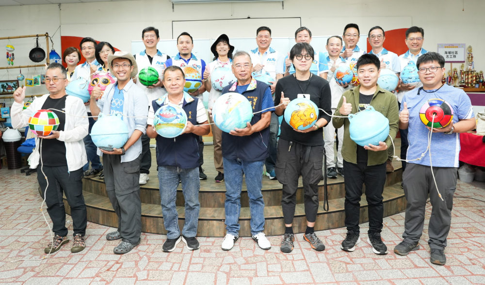 友達光電暨友達永續基金會董事長彭双浪與農業部林業及自然保育署新竹分署夏分署長、供應商夥伴、在地鄰里協會、社企團體，以循環再生的海廢浮球倡議從源頭減廢，為地球移除塑膠垃圾，共同「手」護台灣美麗海岸