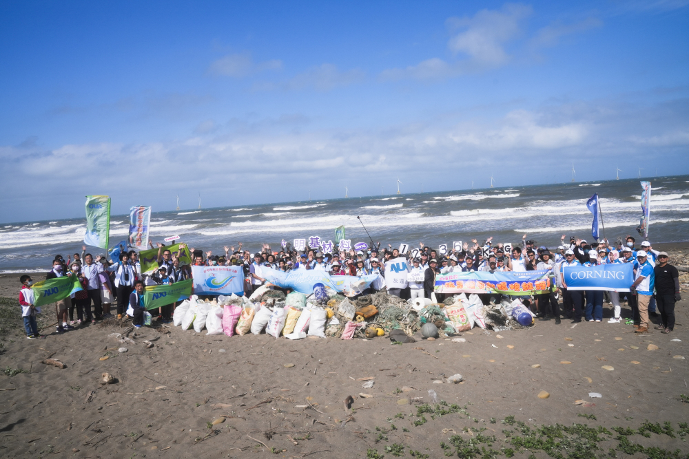 友達永續基金會召集企業志工、產官學和供應商夥伴，在苗栗後龍外埔魚港1340保安林海岸淨攤，齊心協力清除1.2公噸海洋廢棄物，以行動實踐對環境友善的承諾