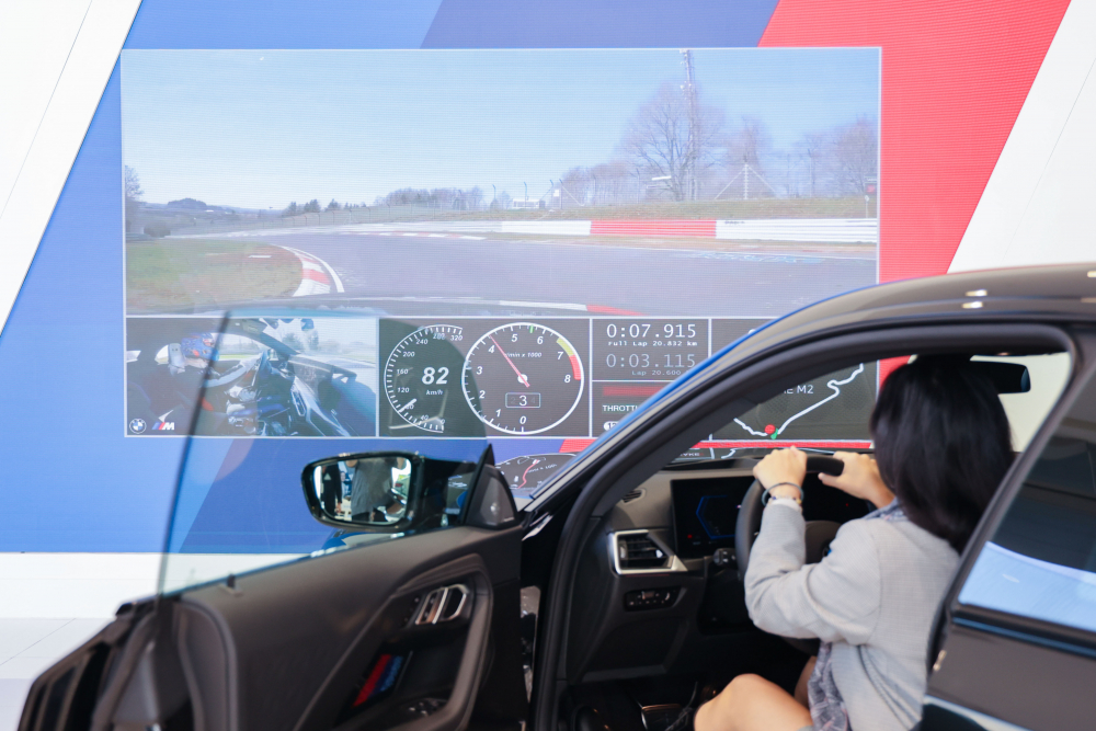 顧客按下虛擬Engine Start按鈕，啟動預選車款的引擎聲浪，螢幕同時呈現德國紐柏林賽道的試駕畫面，坐進車內一秒化身駕駛員馳騁奔騰