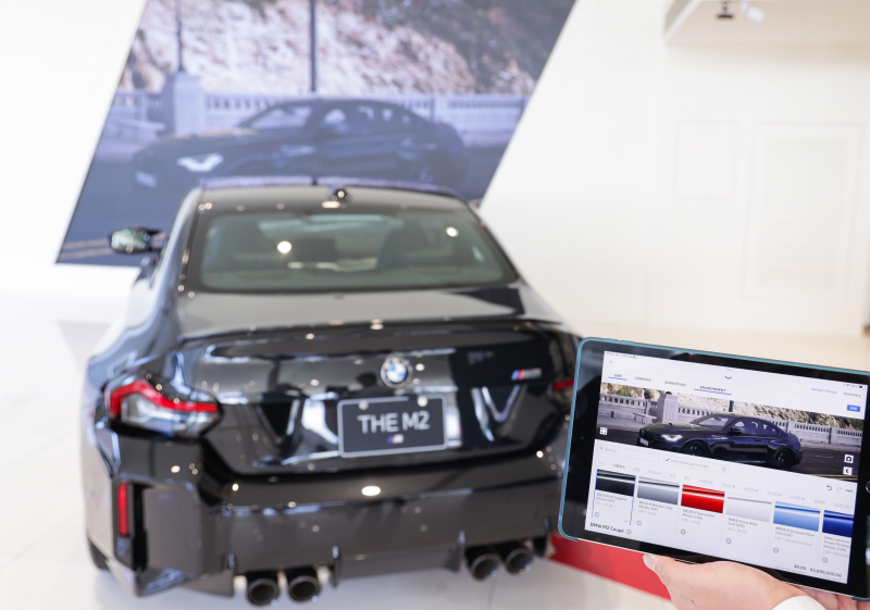 賞車介面即時投放到LED牆上，顧客可即時更換車輛內裝、零件選配與車款配色，提供近乎與實車等比例的沉浸式無死角虛擬賞車體驗