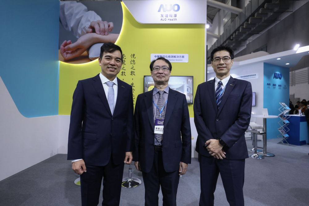 首次於醫療科技展亮相的友達耘康，捐贈數位化檢測設備與研究經費，協助衛福部國家中醫藥研究所打造中醫大數據資料庫。圖由左至右為友達光電執行長暨總經理柯富仁、衛福部國家中醫藥研究所所長蘇奕彰、友達光電智慧醫療事業群總經理廖世宏