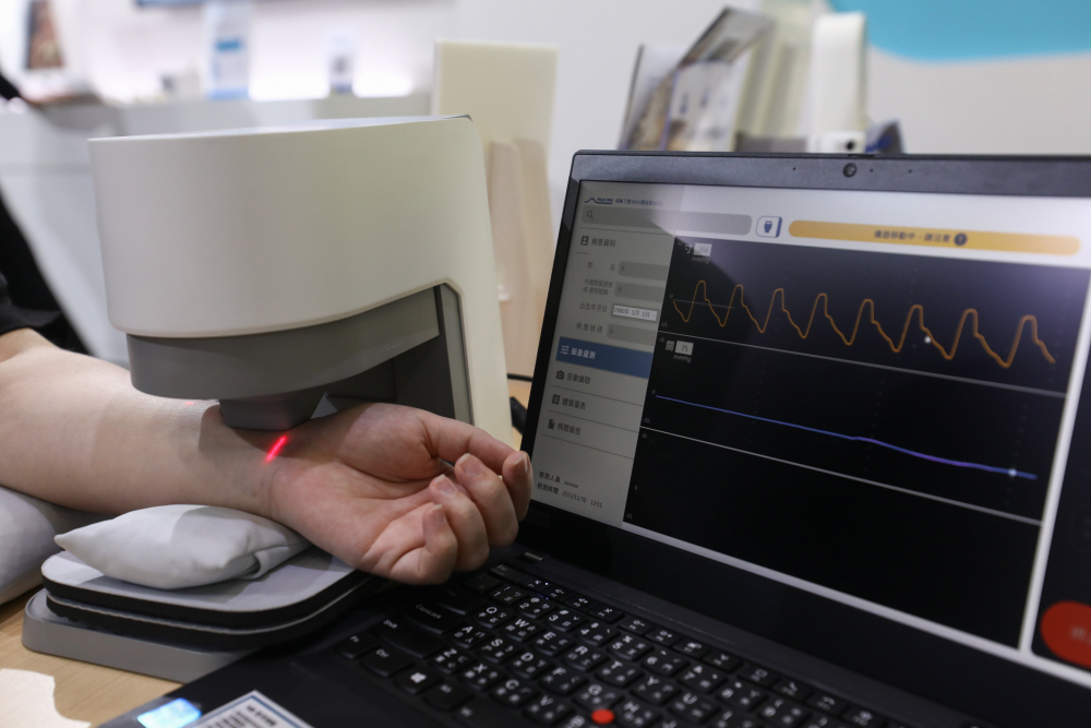 友達耘康脈象檢測系統透過電腦精準控制升降系統，還原中醫師三指把脈過程的舉、按、尋手法，將脈象感受轉化成數據，未來可結合大數據分析，實現智慧醫療及準確性