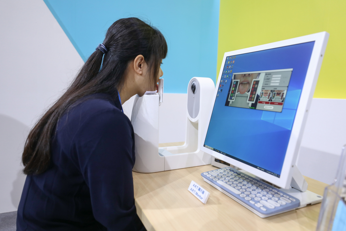 友達耘康延伸友達卓越的感測技術及色彩管理專長，研發出舌象擷取系統，可提供數據化、影像化的檢測結果，輔助醫師與專業醫事人員做為臨床研究、檢測結果評估與檢測紀錄的留存