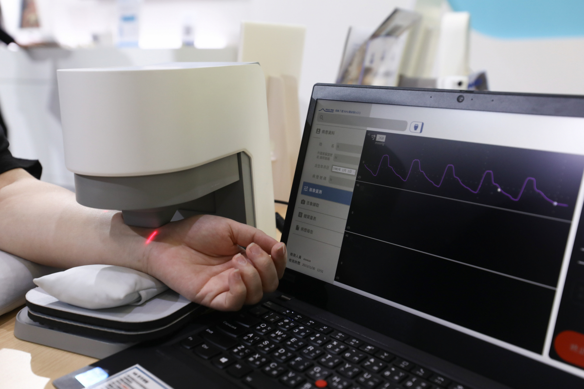 友達耘康脈象檢測系統透過電腦精準控制升降系統，還原中醫師三指把脈過程的舉、按、尋手法，將脈象感受轉化成數據，實現智慧醫療及準確性