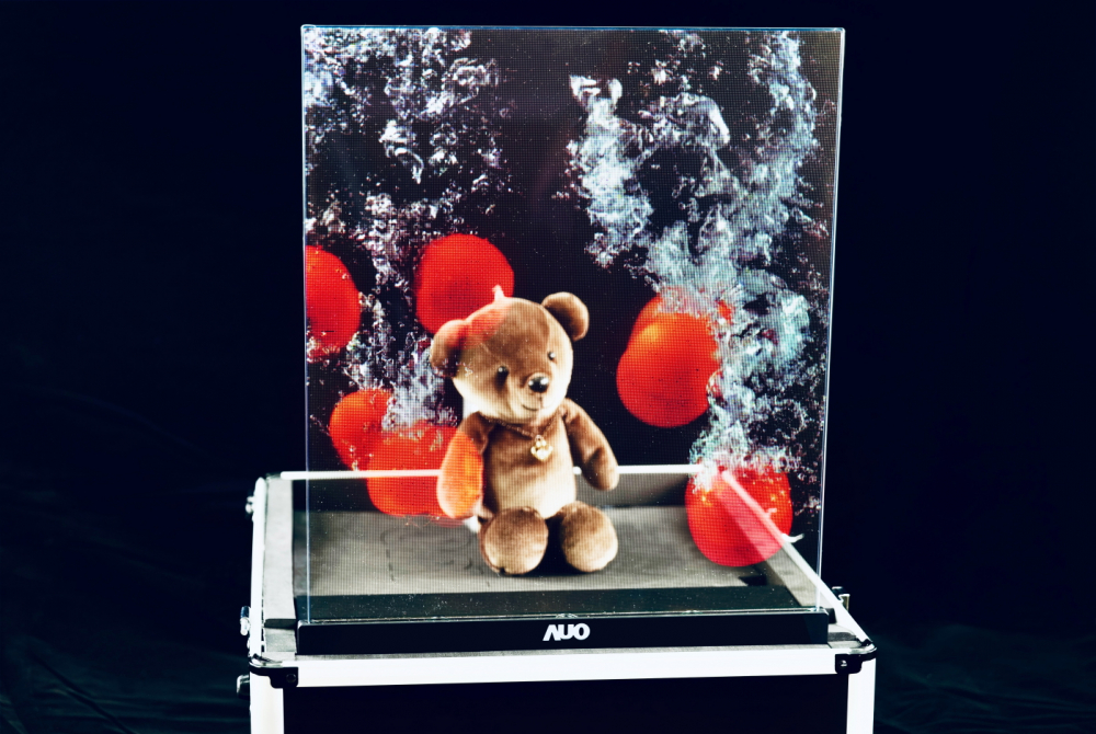 友達以次世代Micro LED顯示技術打造之透明顯示器，具備高穿透、低繞射、高亮度、可拼接之特性，可廣泛應用於智慧移動、零售、育樂和醫療等多元場域