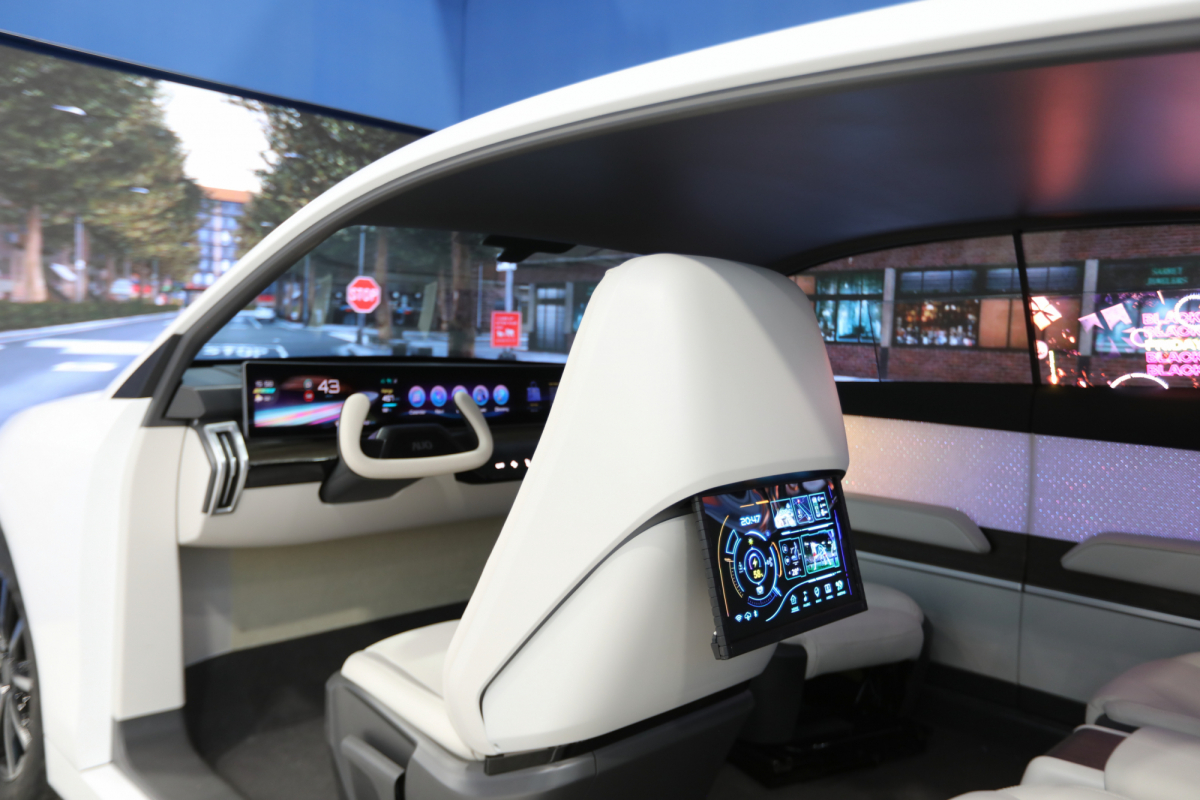 世界杯下单平台网站官网的「可卷式后座娱乐显示器」加强后座乘客的感官体验，并保有个性化设计，可依使用偏好进行动态调整。