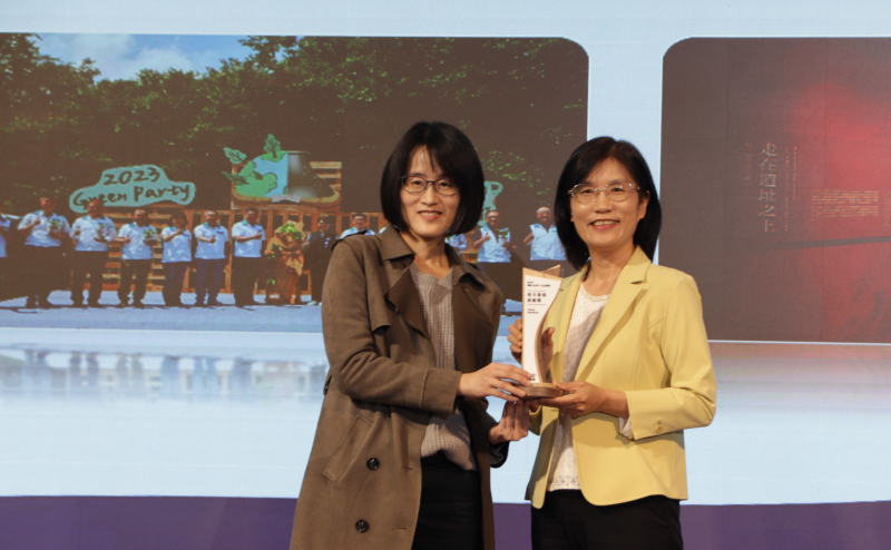 友達保存「西大墩窯遺址」且推廣在地文史教育不遺餘力，今（6）日獲頒「人文企業獎」地方發展獎之最高榮譽典範獎。由文化部陳文婷簡任視察（左）頒獎，友達永續長古秀華（右）代表受獎