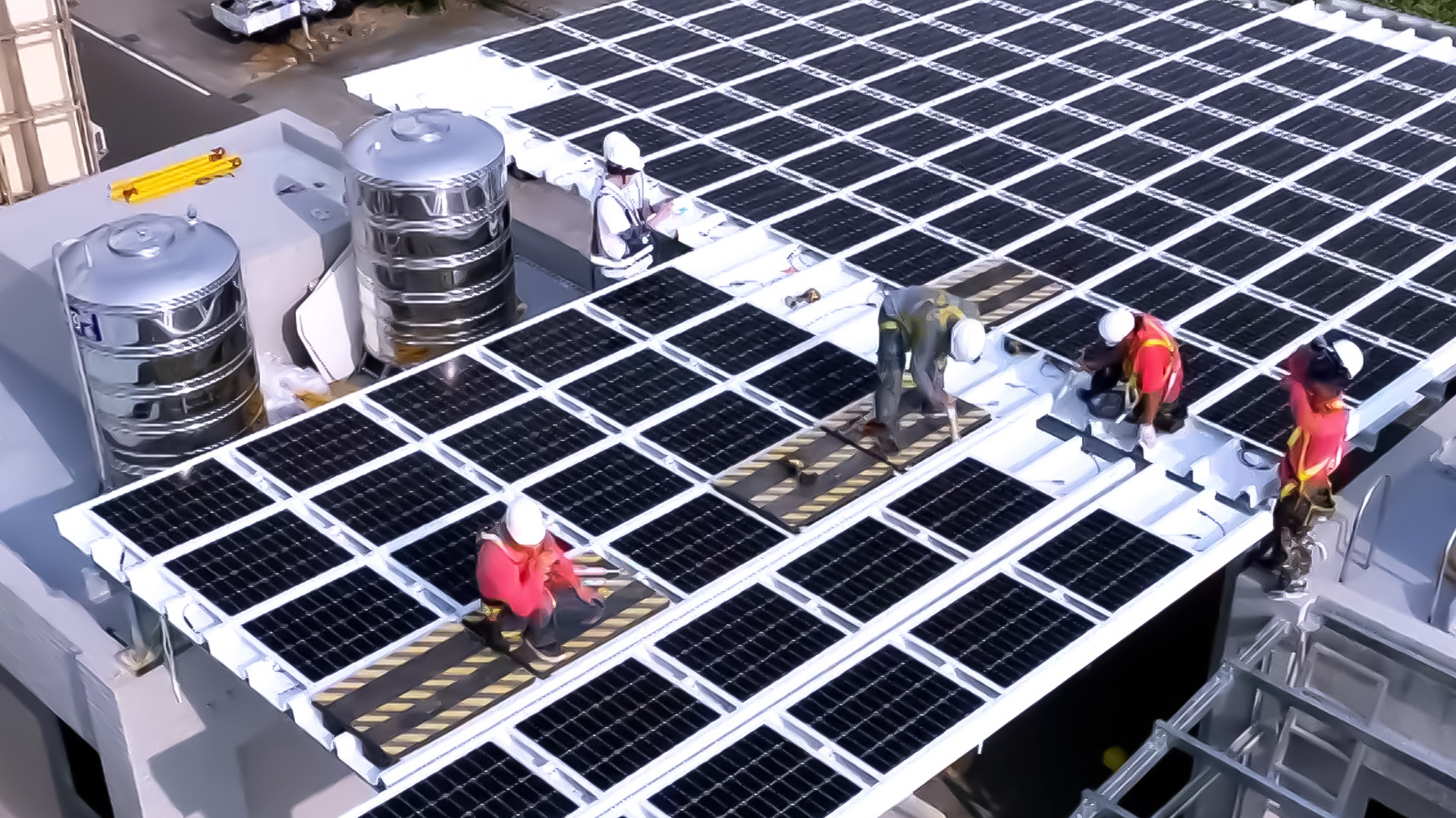 世界杯下单平台网站官网着力于替代能源之技术研发，如光电浪板的相关制程、设备与产品，其中所开发之光电整合型浪板，减少传统金属支架安装，更提升耐候度，可广泛运用于多元场域，并辅助建筑达到净零碳排目标