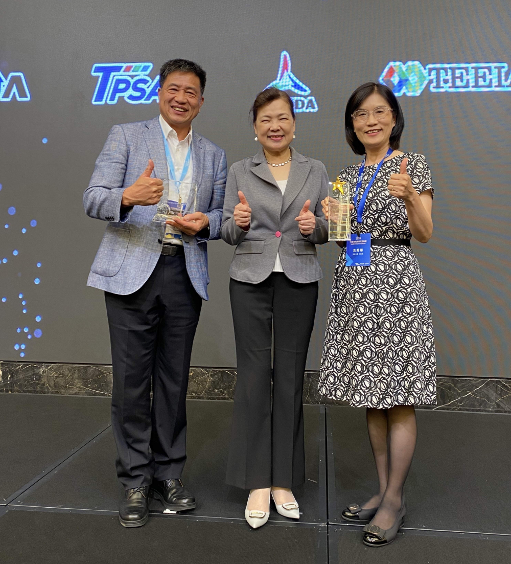 友達致力推動永續發展，於Touch Taiwan2024以3R策略貫穿Display、ESG展位實現綠色展覽目標之成果，Display展位獲綠色裝潢設計鑽質獎最高榮譽，ESG同獲金質獎殊榮。由經濟部長王美花（中）親自頒予友達光電董事長彭双浪（左）、友達光電永續長古秀華（右）