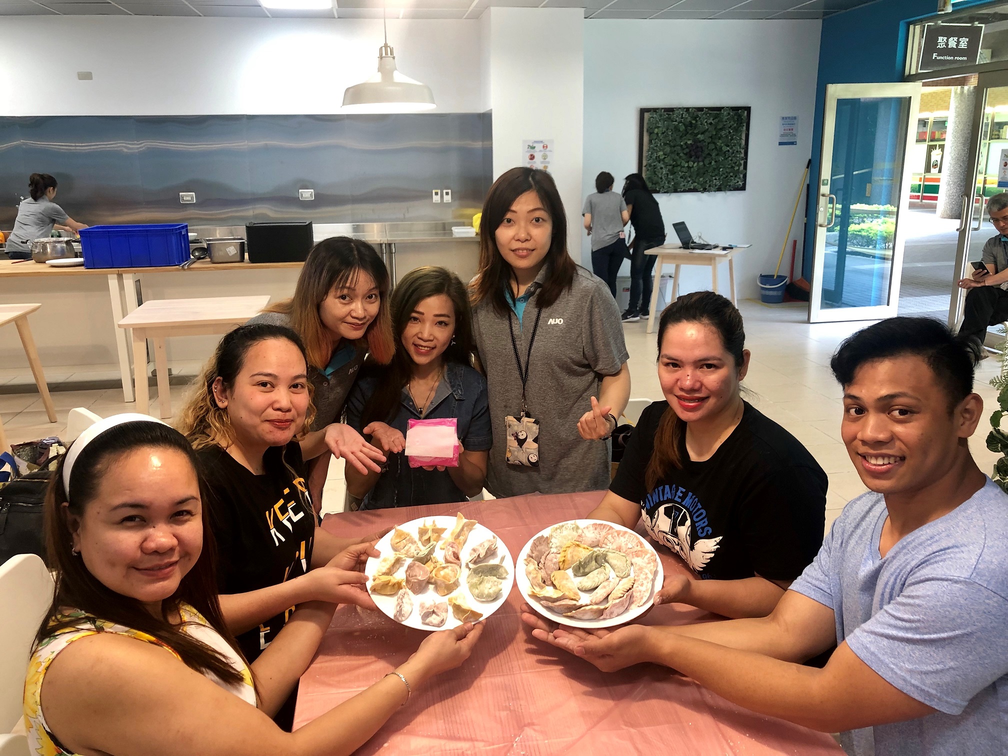 友達將DEI理念貫徹到企業文化和實踐，舉辦如台菲廚藝交流等活動，讓同仁了解彼此文化差異、培養情感