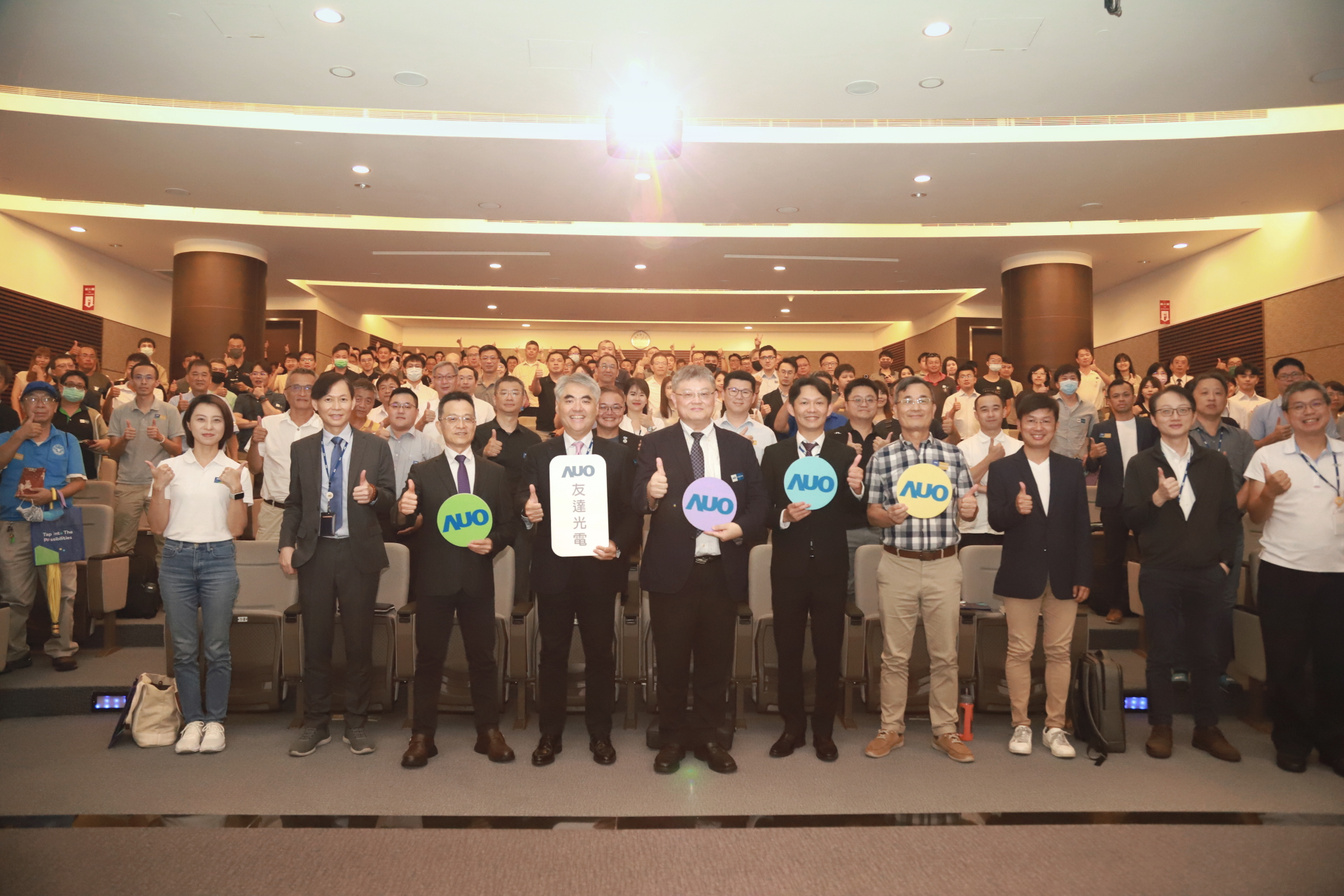 友達光電邀請領域專家共研再生能源發展、電力需求及建築物減碳等議題進行交流，盼共擘綠色永續生態圈的嶄新契機。