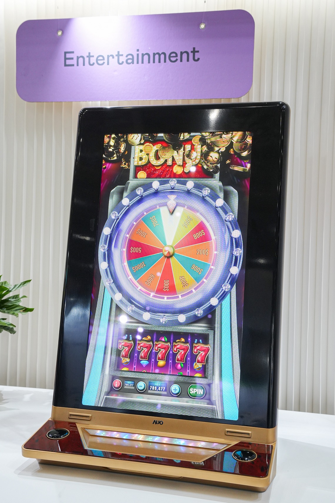 友達30吋真實立體效果顯示器，採用上層Micro LED和下層先進抗反光技術A.R.T.（Advanced Reflectionless Technology）LCD顯示技術整合，引領3D顯示技術革新浪潮