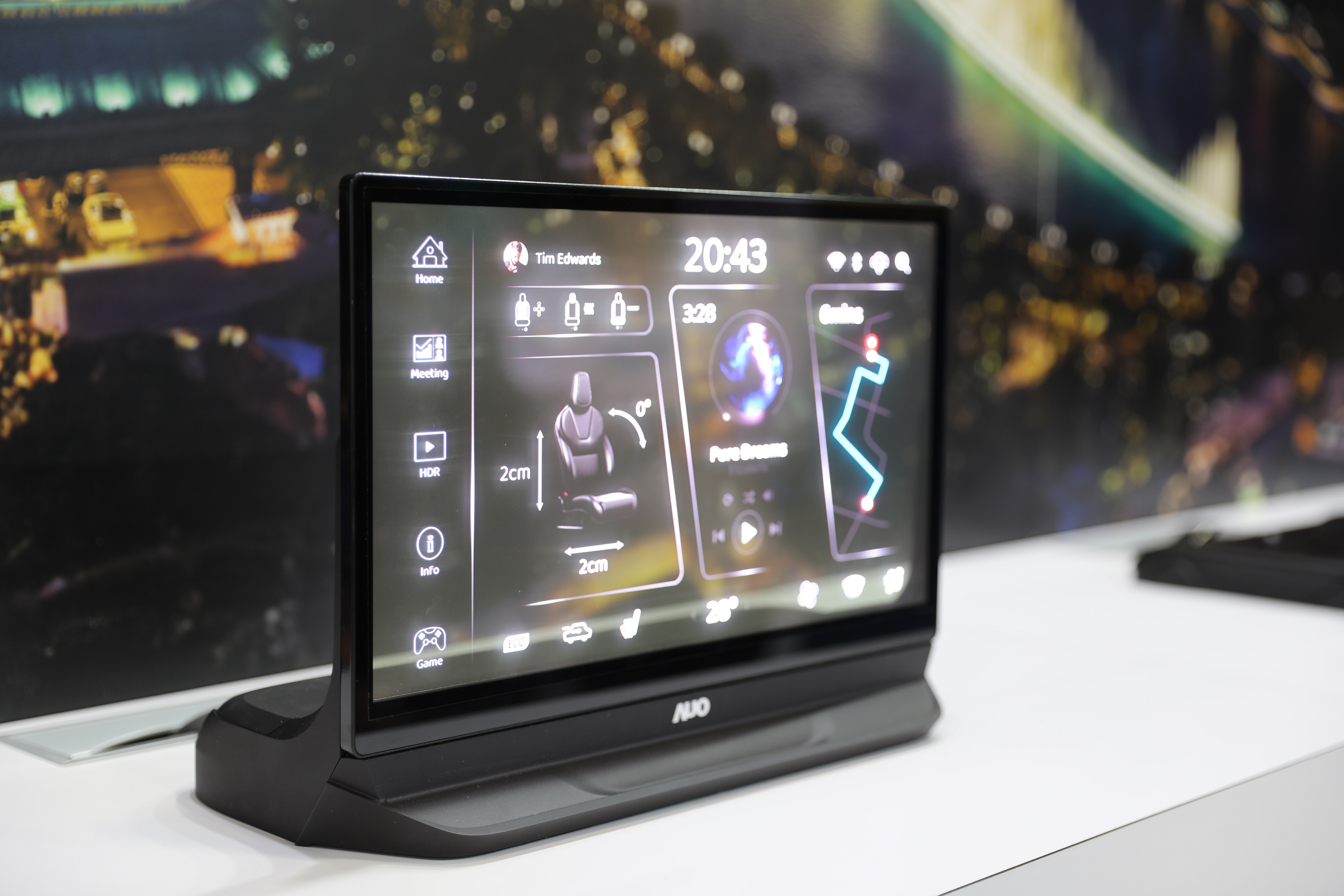 友達將Micro LED透明顯示技術整合黑切換技術的解決方案，釋放強大的技術自主開發能力，跨越室內外應用界限，開創業界第一台17.3吋快速黑切換透明觸控Micro LED顯示器