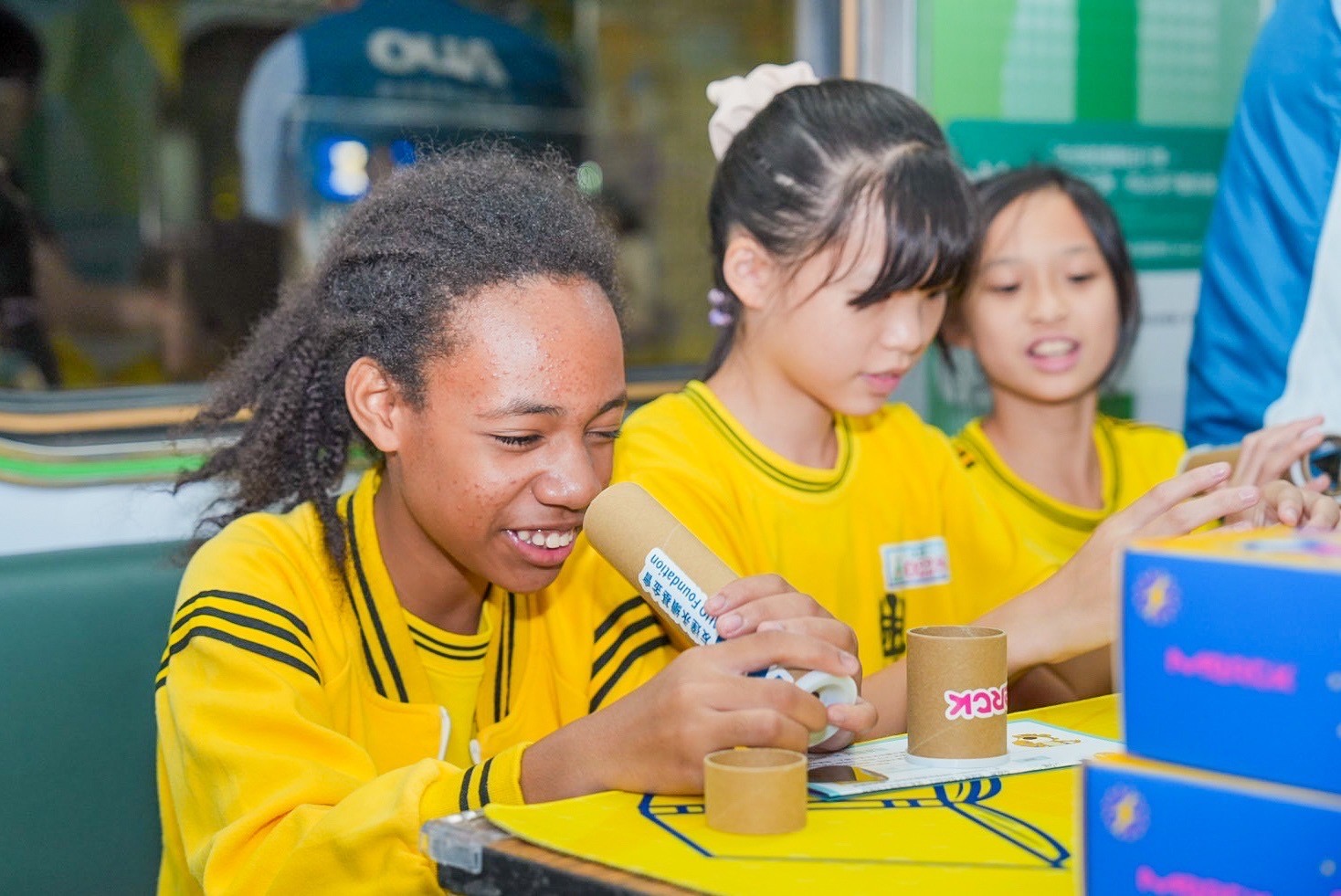 友達與默克分別回收不再使用的偏光片及液晶顯示模組，設計光電課程「玩轉光與闇」，讓學生們親手製作偏光萬花筒與簡易液晶顯示器，實踐循環再生的永續理念