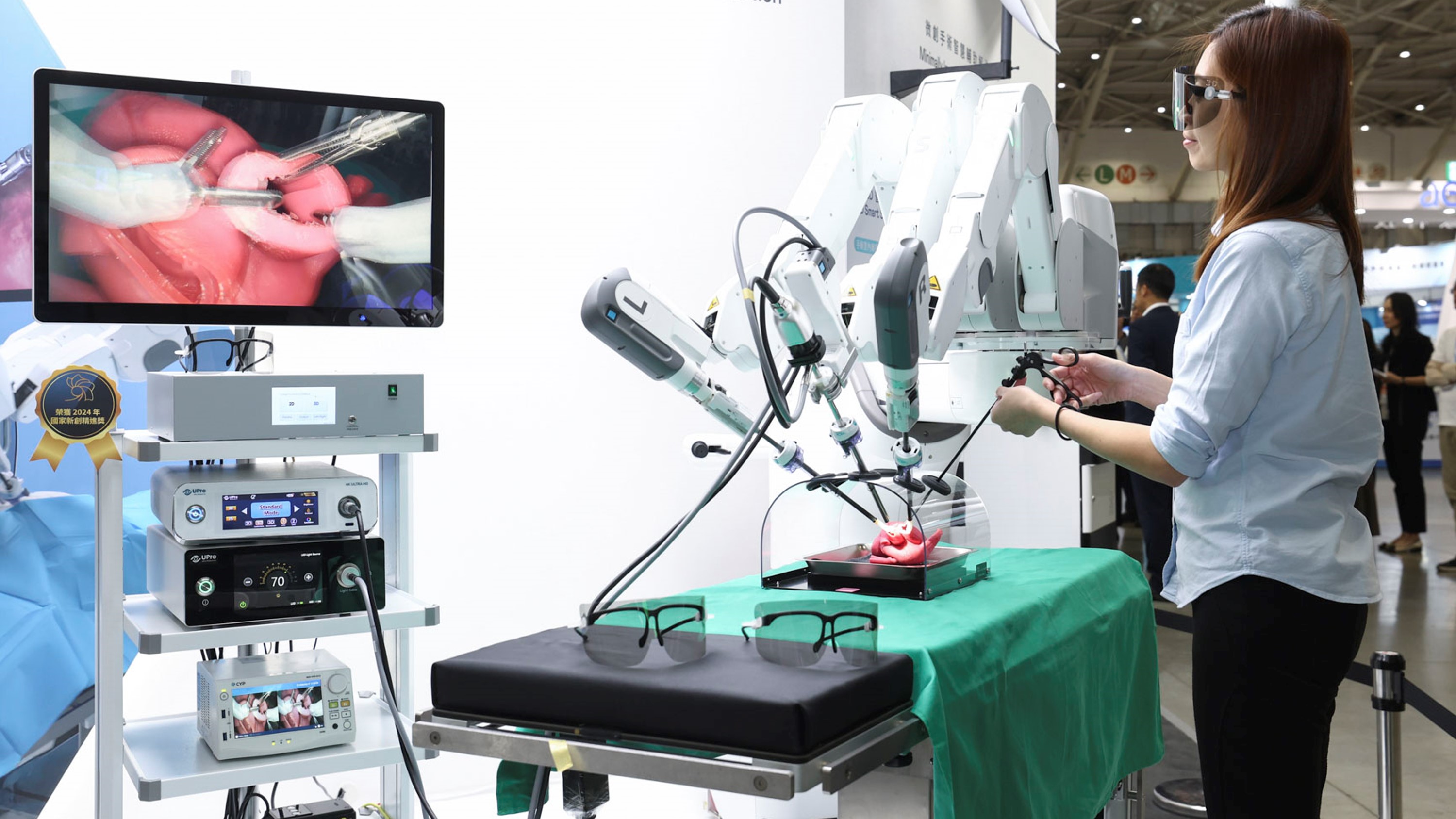 達擎寬視角3D醫療顯示器可應用於機器人手術即時3D解決方案，提供醫療團隊即時、同步的3D手術影像，提升溝通效率與手術安全性