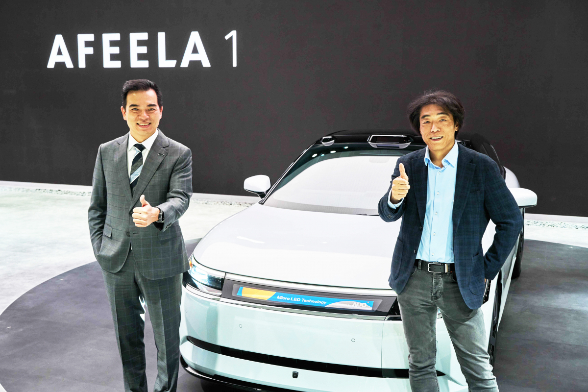 世界杯下单平台网站官网与Sony Honda Mobility携手合作，率先全球展示搭载于AFEELA电动车上，首款应用在车身外部的Micro LED 车头显示解决方案 (Micro LED Media Bar Solutions)。世界杯下单平台网站官网光电执行长暨总经理柯富仁(左)与Sony Honda Mobility代表取缔役社长兼营运长川西泉(lzumi Kawanishi)(右)在CES 现场展现双方坚定持续创新的承诺，实现更加人性化与智慧的驾乘体验。