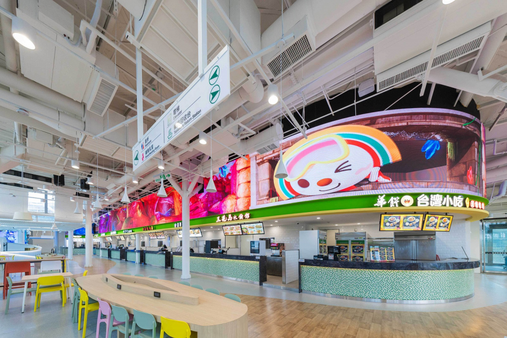 友達穩步推動雙軸轉型策略，旗下子公司達擎攜手傑可達數位與零售業者統一超商合作，為全新改裝開幕的「清水服務區」打造首創的裸視3D體驗牆