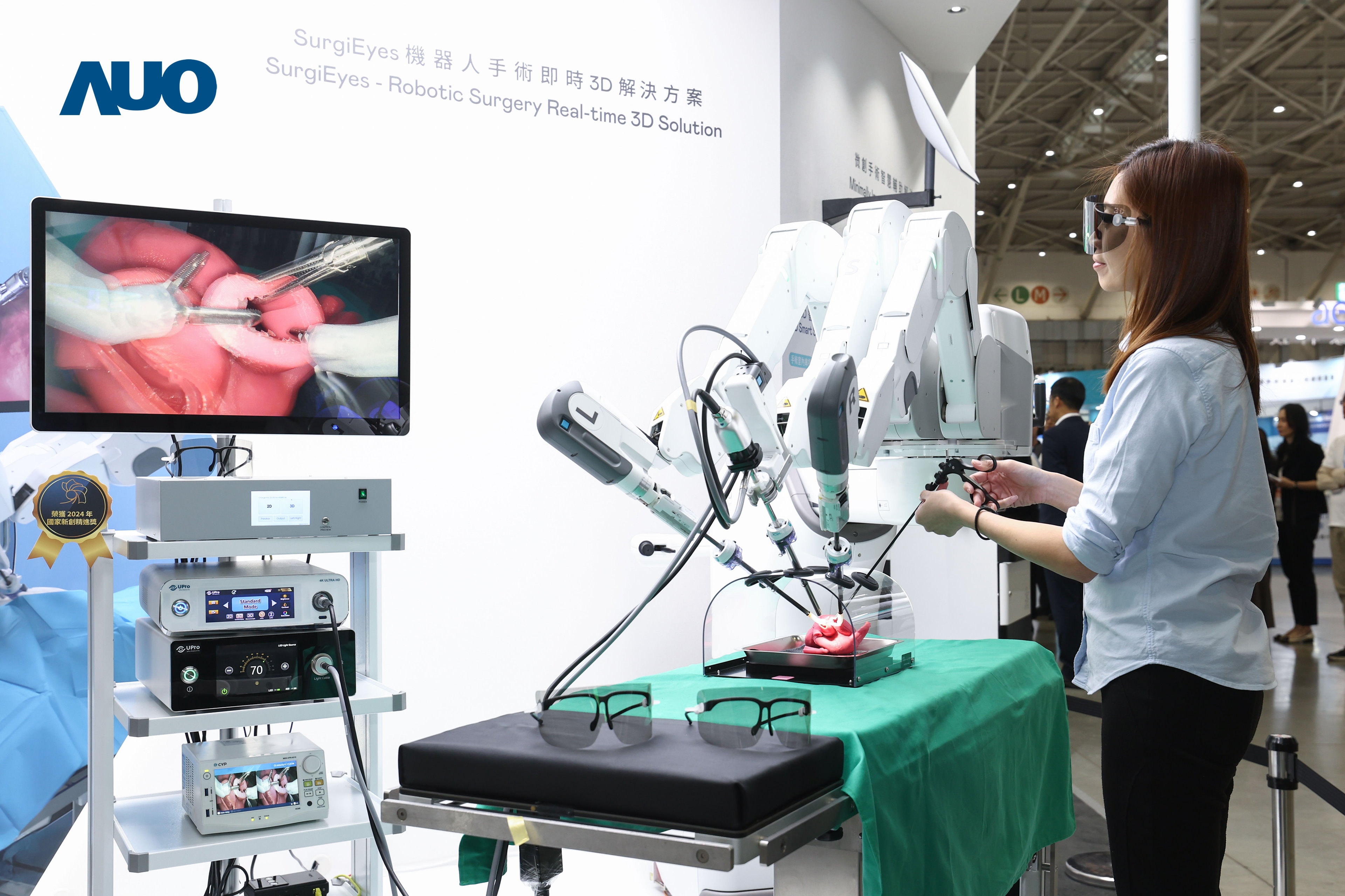 达擎以领先的3D显示技术推出〝SurgiEyes机器人手术实时3D解决方案〞，整合先进3D图像处理与独家3D垂直宽视角、广色域的显示技术，手术团队可实时同步主刀医师视角看到清晰3D影像，提升沟通效率与安全性。