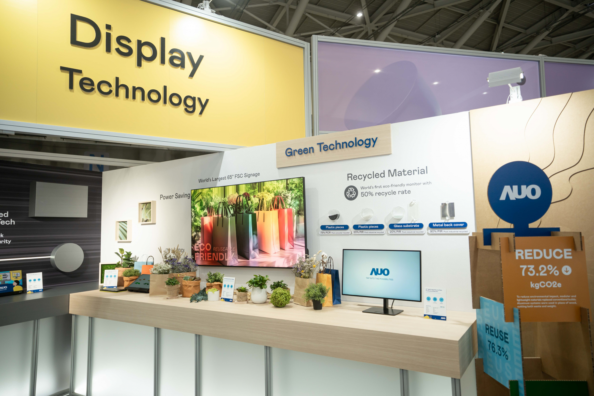 友達Touch Taiwan 2025雙展位再度獲etouch 綠色裝潢設計獎肯定；智慧顯示展位以鋁製模組系統取代傳統木作施作，並在相關裝潢物與設計使用可回收、可重複使用的材料，體現低碳與循環精神。