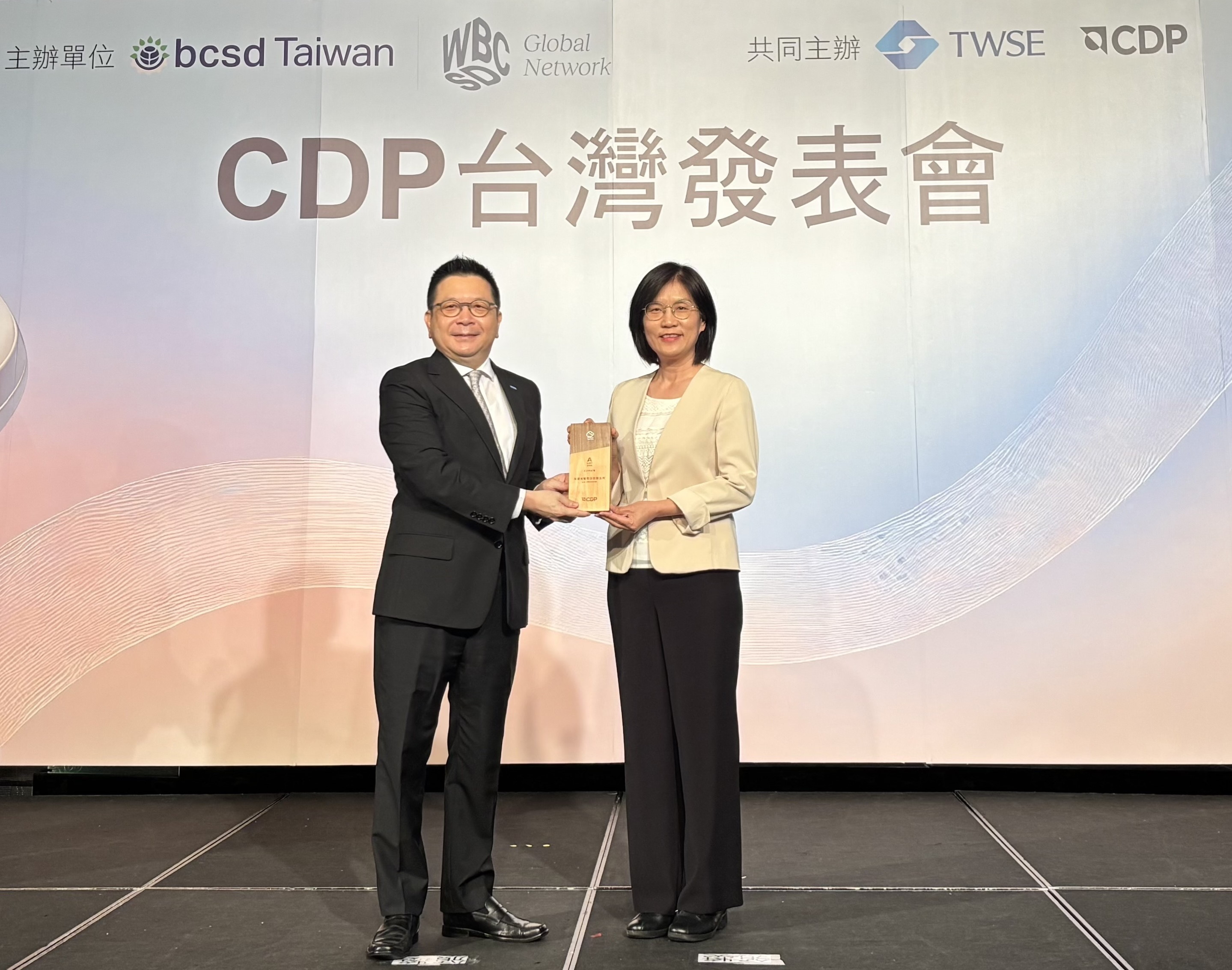 友達永續成果再獲國際評比肯定，獲頒CDP氣候與水資源雙項領導力評級。今由臺灣證券交易所董事長林修銘（左）頒獎，友達光電永續長古秀華（右）代表受獎
