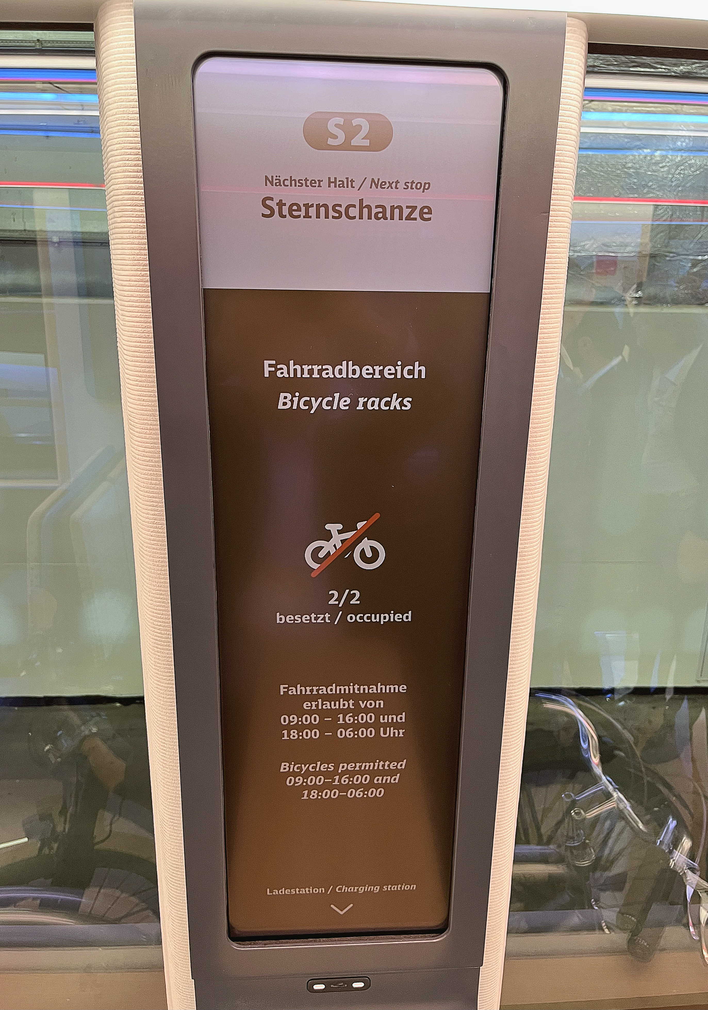 达擎HiRaso显示技术采用胆固醇液晶独特的双稳态特性及反射环境光线的方式，发挥最佳能源运用效率，其仅在更换显示画面时才消耗电力，在持续静止的画面显示上则为零耗电，与传统液晶显示技术相比大幅节省90%能耗