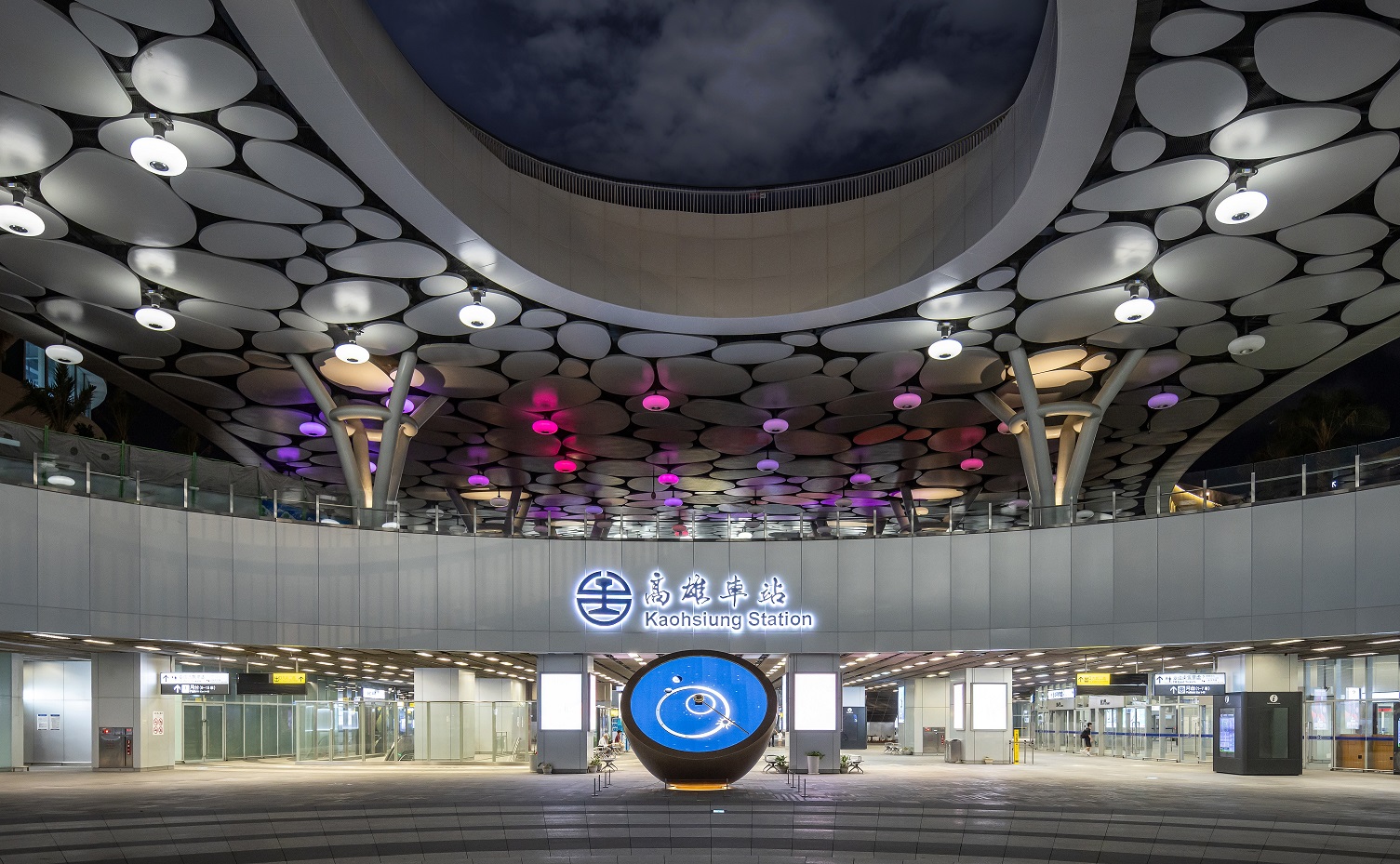 創利空間參與《高雄車站共感空間》公共藝術計畫，擔任視覺科技整合夥伴。於「看時間」天文鐘作品中提供技術指導，整合圓形LED鐘面與鐘體結構，在時間、天象星盤與空間氛圍間生動展演