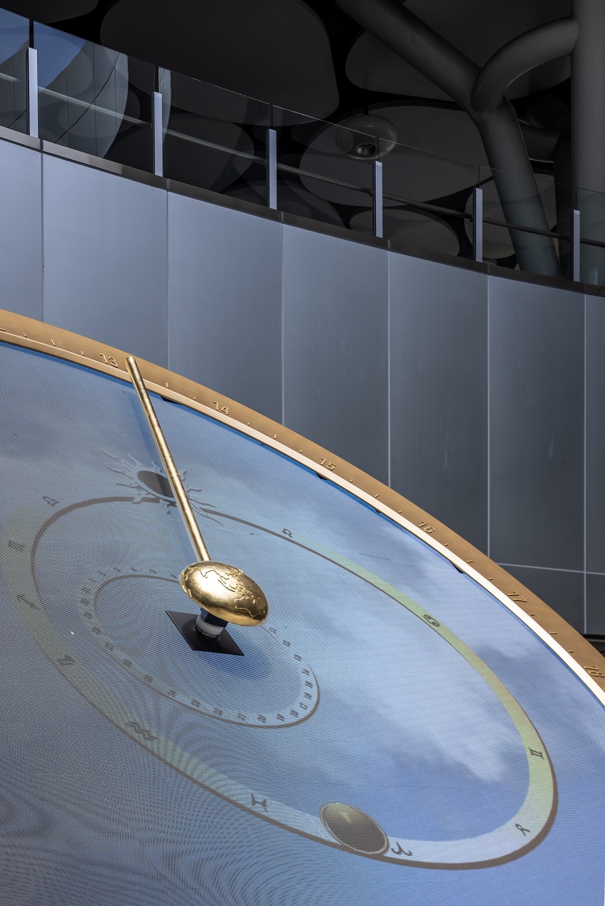 創利空間參與《高雄車站共感空間》公共藝術計畫，擔任視覺科技整合夥伴。於「看時間」天文鐘作品中提供技術指導，整合圓形LED鐘面與鐘體結構，在時間、天象星盤與空間氛圍間生動展演