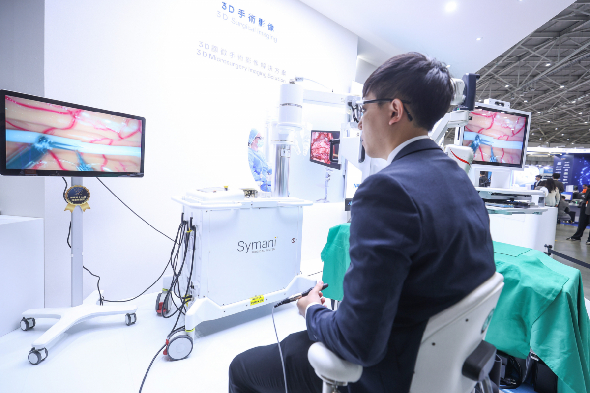 達擎推出「3D顯微手術影像解決方案」，將3D影像技術從腹腔內視鏡手術延伸至神經、血管、淋巴等高難度顯微手術，提供超清晰立體視野，協助醫療團隊在複雜手術中完成精準細膩操作。