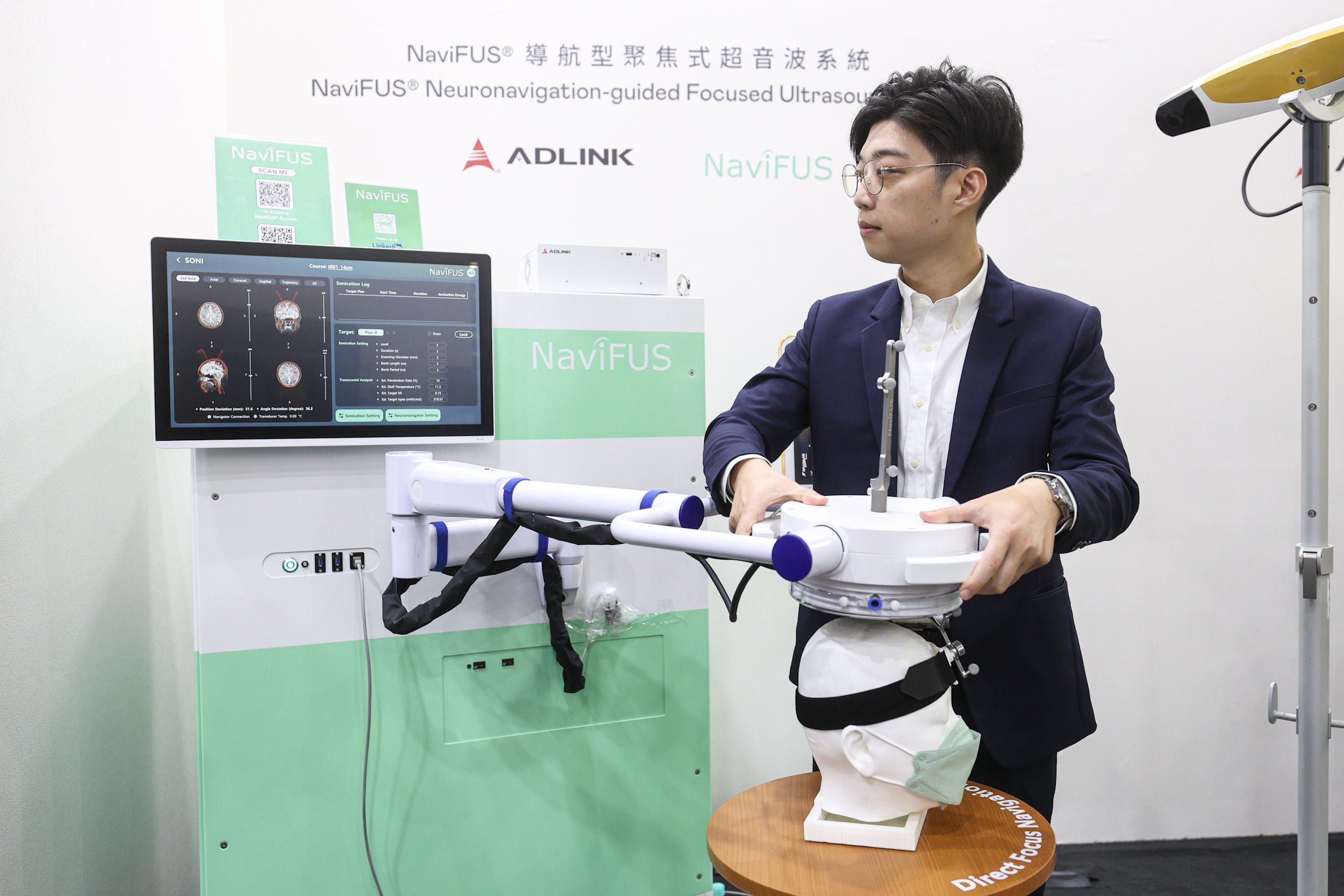 達擎攜手凌華科技與浩宇生醫合作的「NaviFUS&reg; 導航型聚焦式超音波系統」，以凌華醫療級邊緣運算平台為核心，結合光學導航與穿顱超音波技術，非侵入性將能量精準聚焦腦內病灶，可暫時開啟血腦屏障，提升藥物遞送與治療效果。