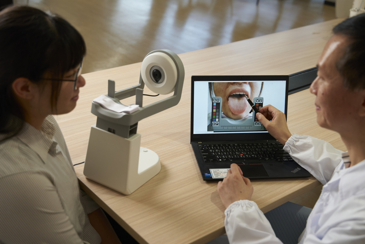 友達耘康的「舌象辨識軟體」則運用AI與大數據技術，可快速辨識舌色、舌形、苔色、苔質等特徵，顯著提升舌象辨識效率，優化檢測流程。