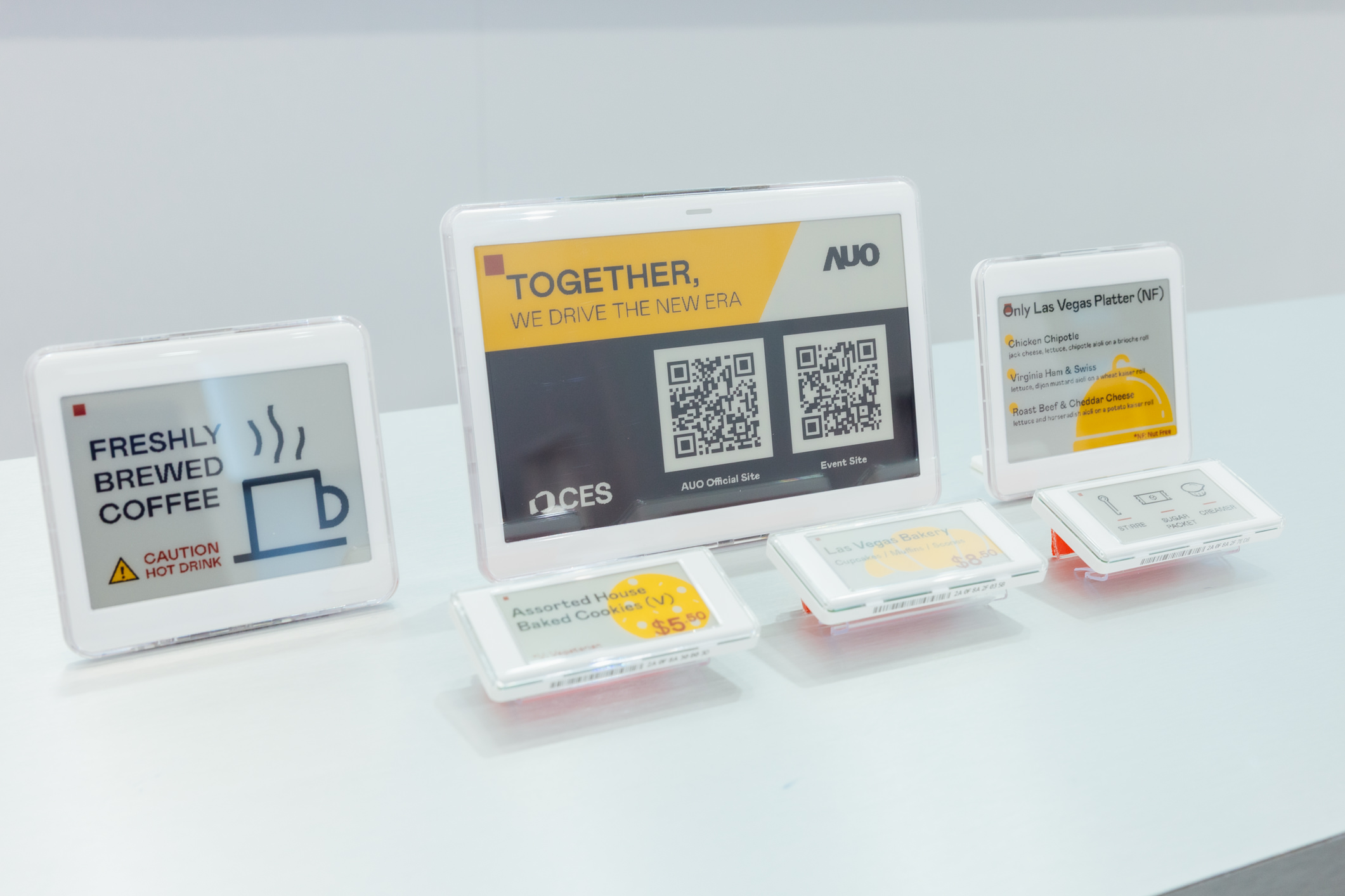 達擎開發的低功耗、全彩的aecoPost電子紙解決方案，僅在更新畫面時需要微量的電力驅動，無需佈建電線的便捷設計，使其可靈活應用、彈性選擇置放處；可搭配aecoTag電子貨架標籤解決方案，驅動商店內所有數位看板和電子貨架標籤，以遠端控制實現動態變價，提升門市人員作業效率，並以無紙化落實永續經營目標。