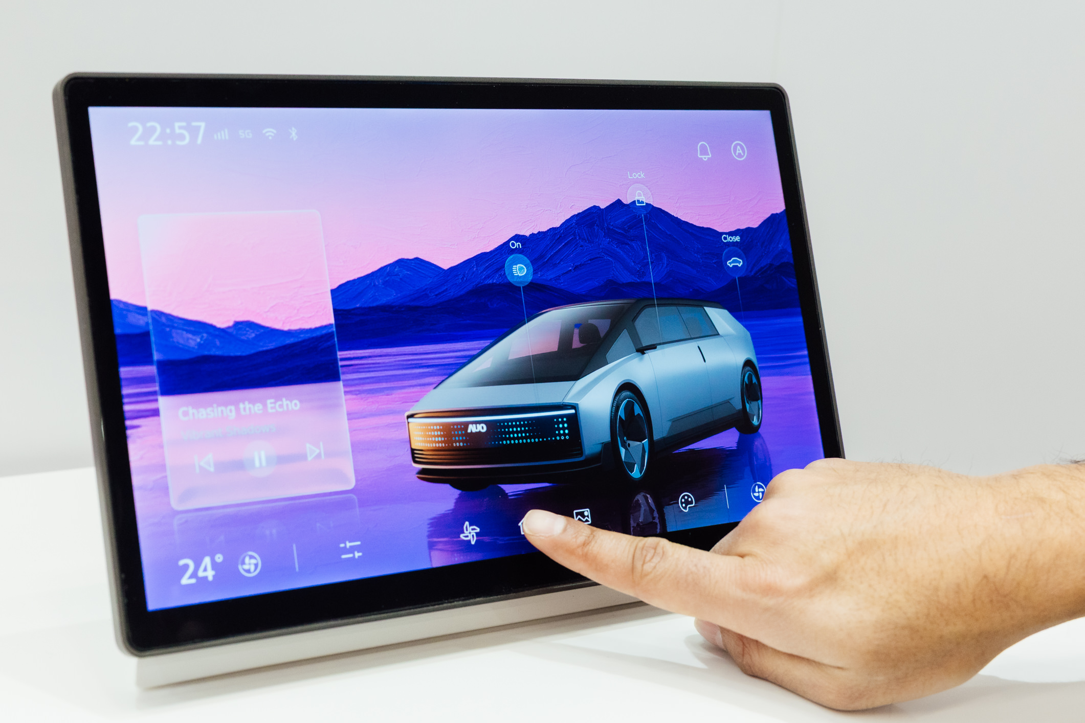 將先進抗反光技術導入於CID中控台呈現全時可視效果，並支援與座艙環境完美融合，帶來清晰且不干擾的駕駛與座艙操作體驗，兼容座艙質感與行車安全。