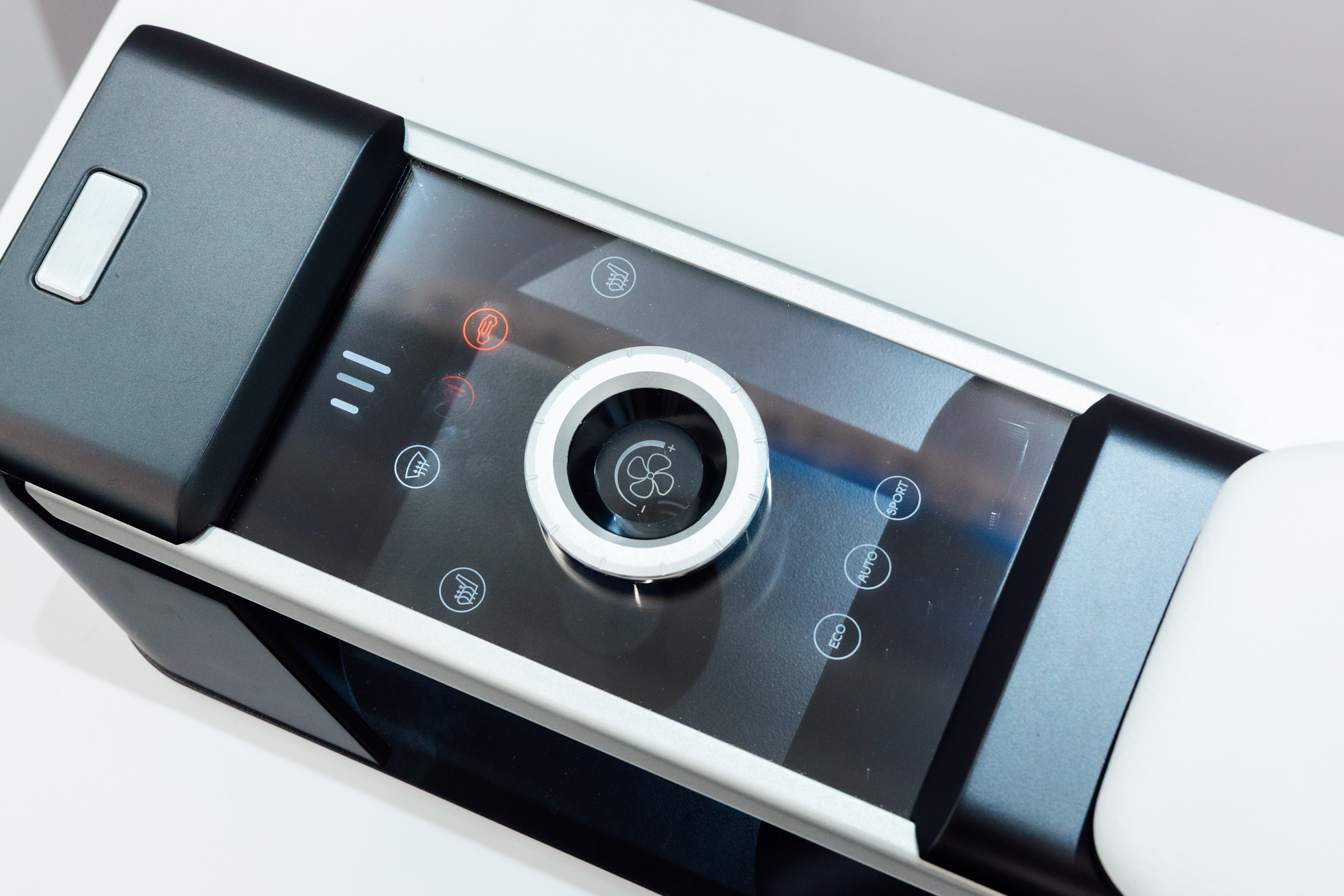 以極簡設計打造的CrystalSense Console，為中央扶手區帶來創新突破，將功能隱藏於簡約的外觀中，並採用懸浮式旋鈕搭配玻璃面板與主動觸覺回饋，僅在操作時才顯現功能選單，提供直覺且可自訂的互動體驗。